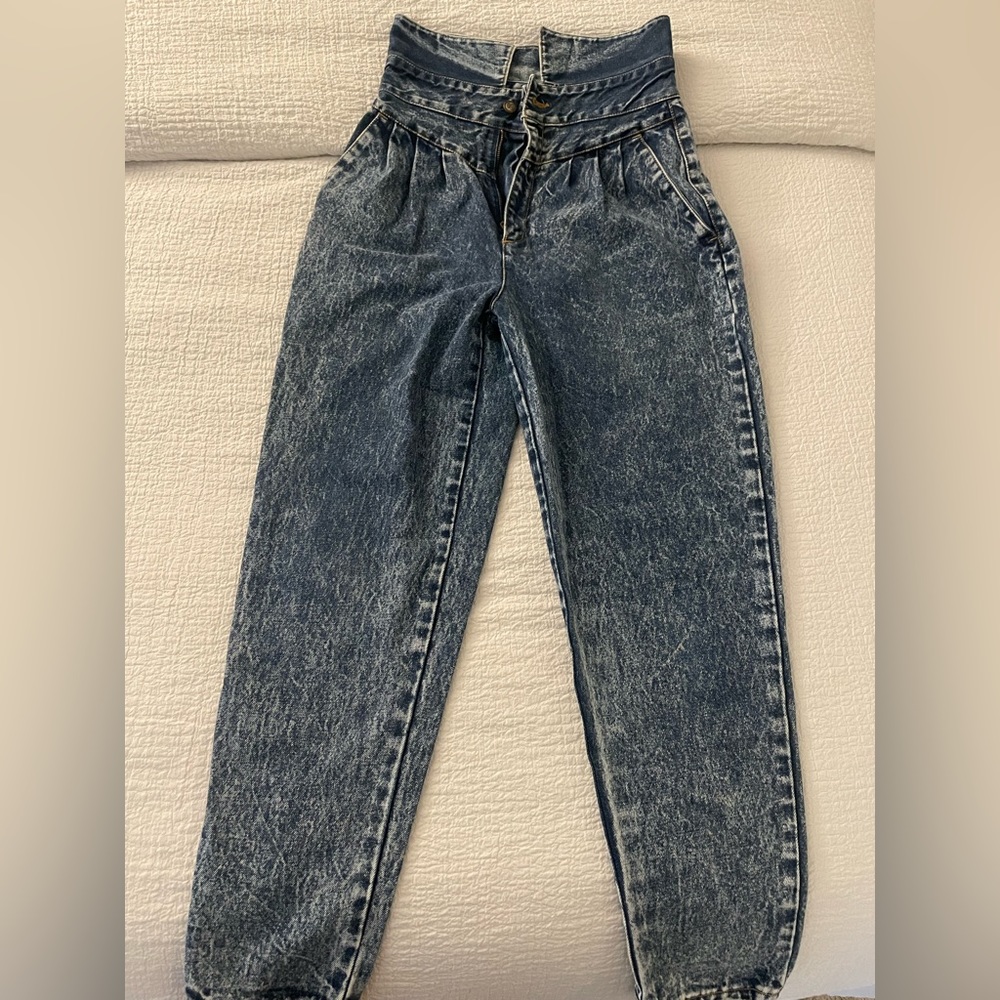 High waist Bill Blass jeans with pockets. Balloon leg